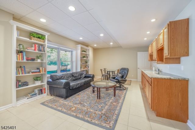 2 Trails End Ct, Westfield Town, NJ 07090