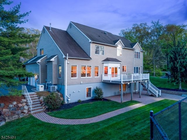 2 Trails End Ct, Westfield Town, NJ 07090