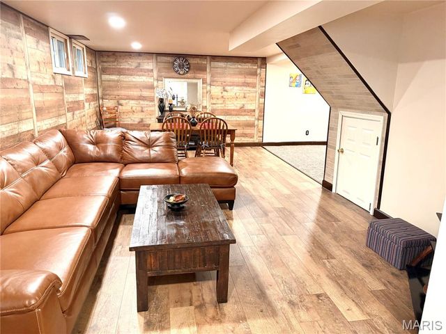 735 Hinder Drive, St Louis, MO 63125
