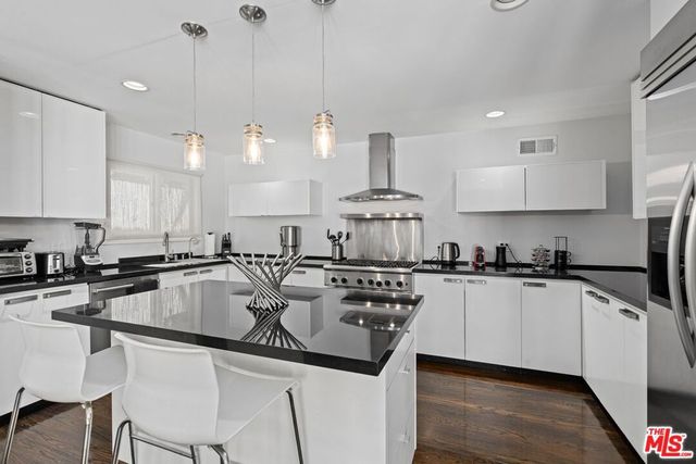7561 Devista Drive, Los Angeles, CA 90046