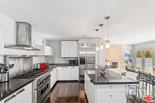 7561 Devista Drive, Los Angeles, CA 90046
