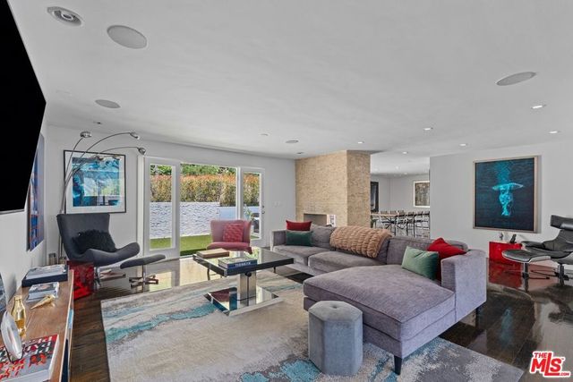 7561 Devista Drive, Los Angeles, CA 90046