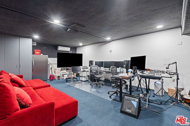 7561 Devista Drive, Los Angeles, CA 90046