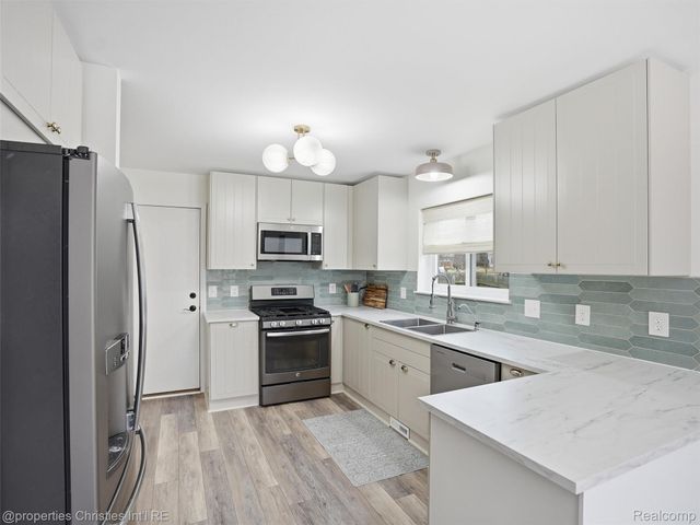 517 Cove View Drive, Waterford Charter Township, MI 48327