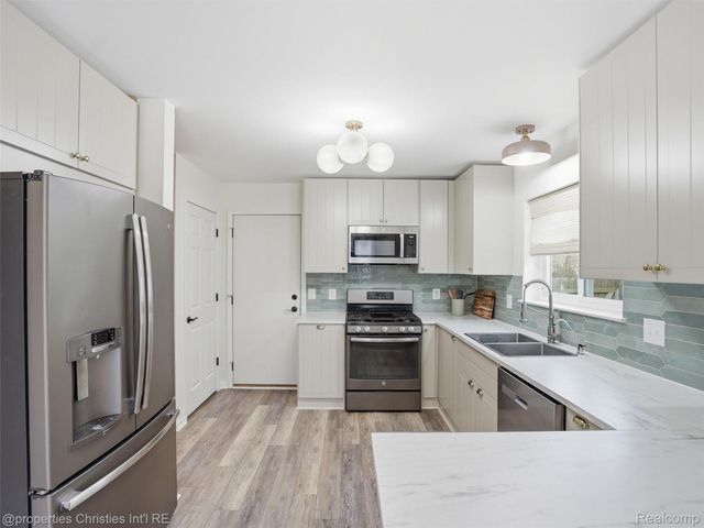 517 Cove View Drive, Waterford Charter Township, MI 48327