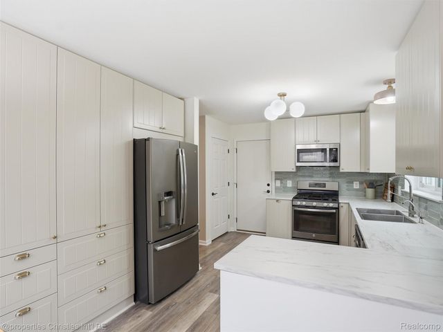 517 Cove View Drive, Waterford Charter Township, MI 48327