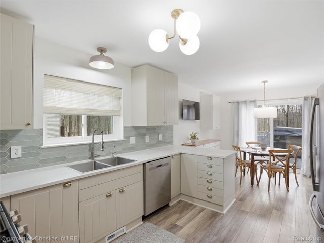 517 Cove View Drive, Waterford Charter Township, MI 48327