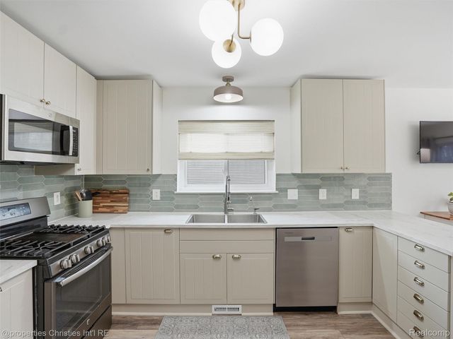 517 Cove View Drive, Waterford Charter Township, MI 48327