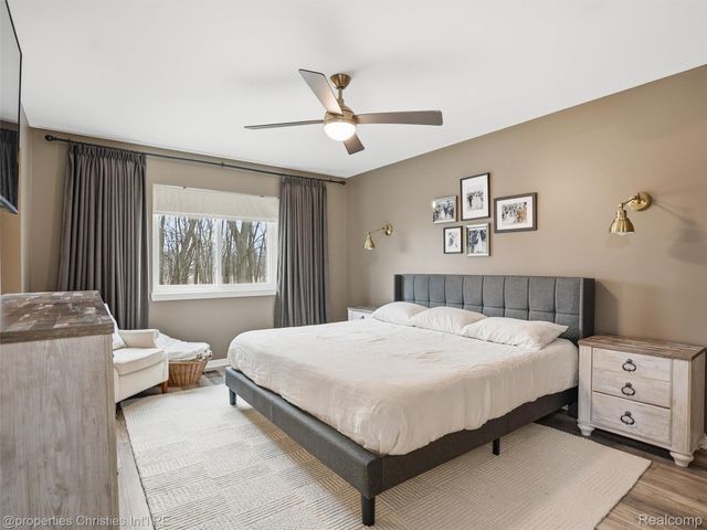 517 Cove View Drive, Waterford Charter Township, MI 48327