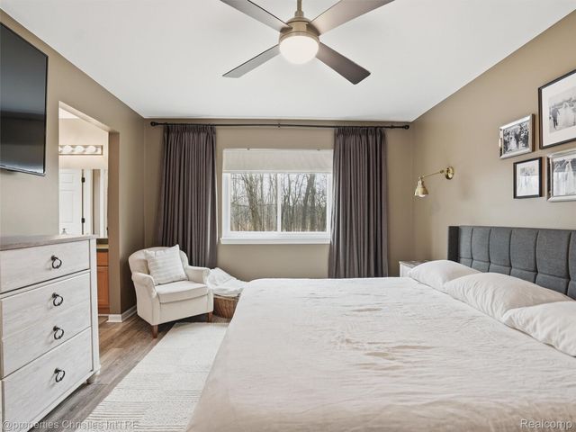 517 Cove View Drive, Waterford Charter Township, MI 48327