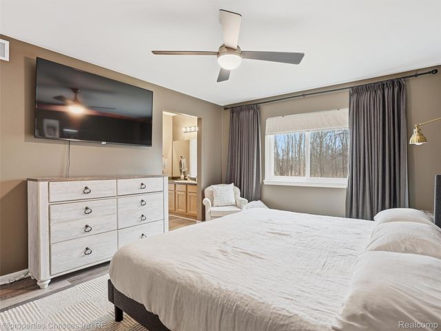 517 Cove View Drive, Waterford Charter Township, MI 48327