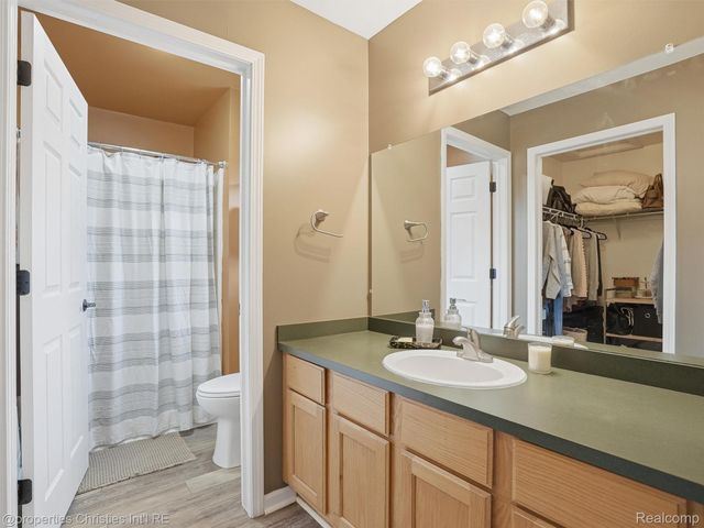 517 Cove View Drive, Waterford Charter Township, MI 48327