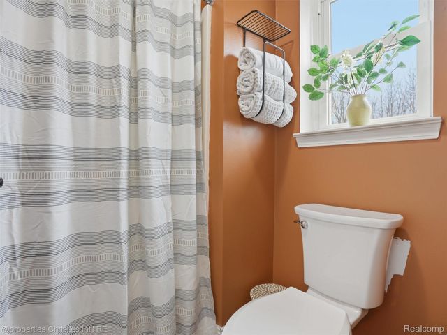 517 Cove View Drive, Waterford Charter Township, MI 48327