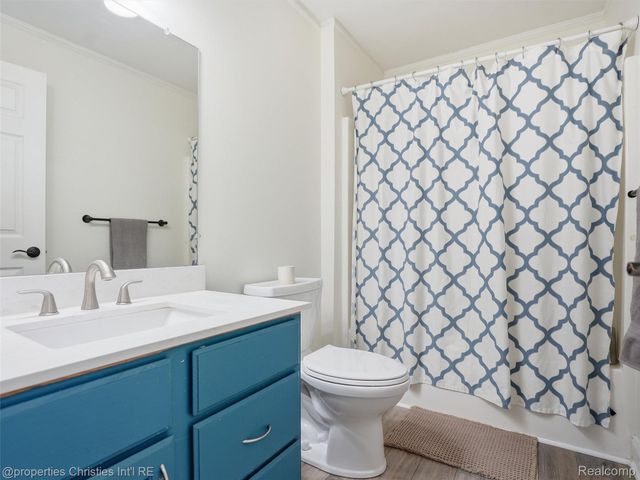 517 Cove View Drive, Waterford Charter Township, MI 48327