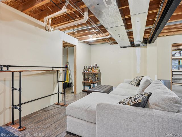 517 Cove View Drive, Waterford Charter Township, MI 48327