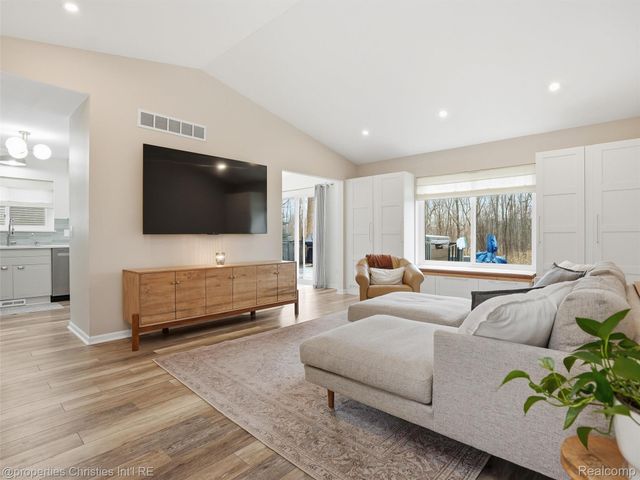 517 Cove View Drive, Waterford Charter Township, MI 48327