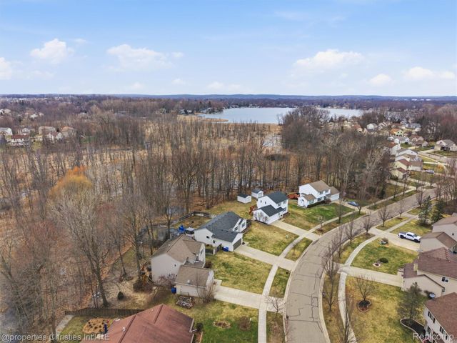 517 Cove View Drive, Waterford Charter Township, MI 48327