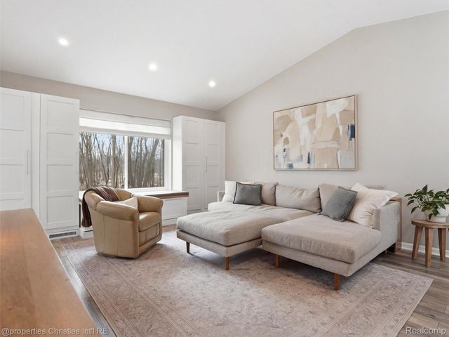 517 Cove View Drive, Waterford Charter Township, MI 48327