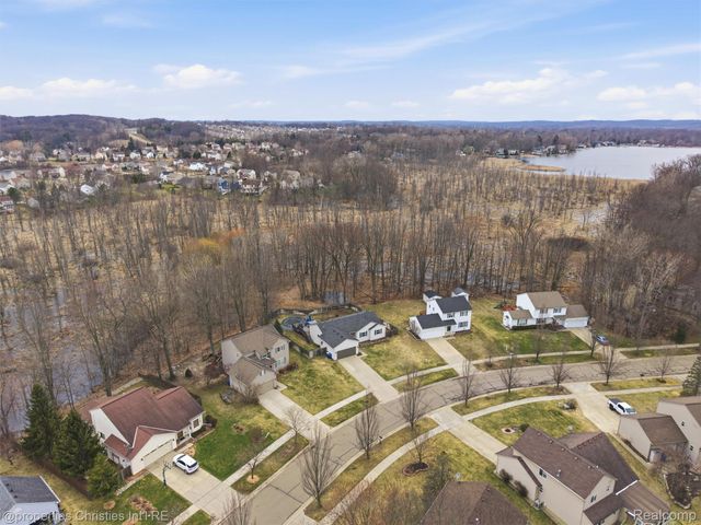 517 Cove View Drive, Waterford Charter Township, MI 48327