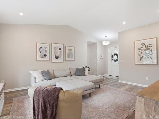 517 Cove View Drive, Waterford Charter Township, MI 48327