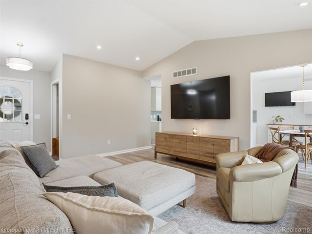 517 Cove View Drive, Waterford Charter Township, MI 48327