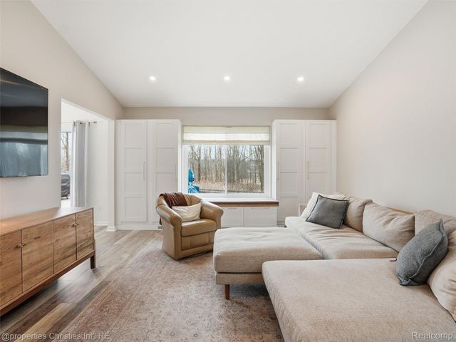 517 Cove View Drive, Waterford Charter Township, MI 48327