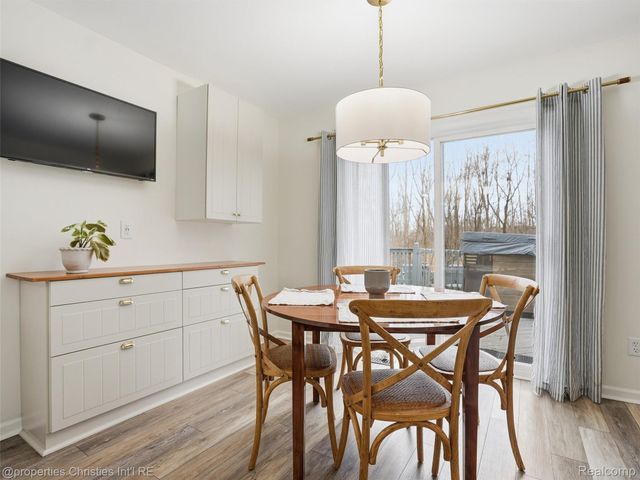 517 Cove View Drive, Waterford Charter Township, MI 48327