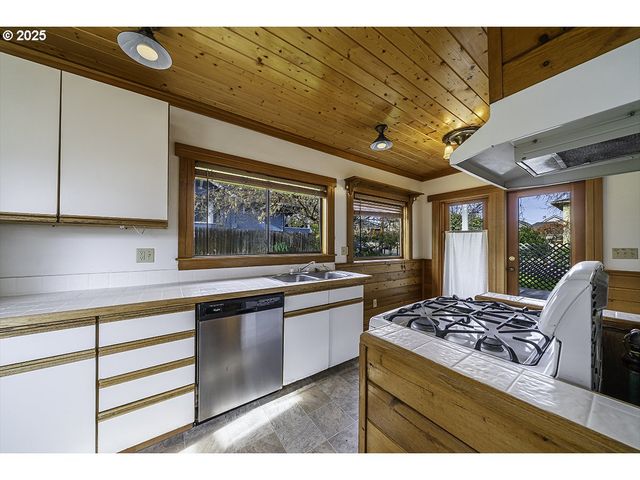 126 NURSERY St, Ashland, OR 97520