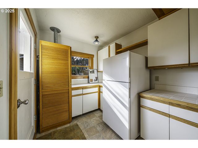 126 NURSERY St, Ashland, OR 97520