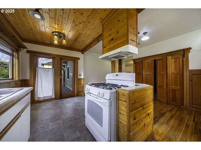 126 NURSERY St, Ashland, OR 97520