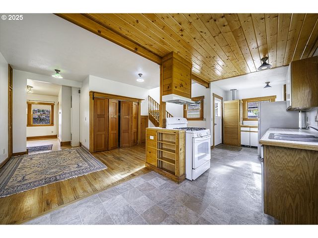 126 NURSERY St, Ashland, OR 97520