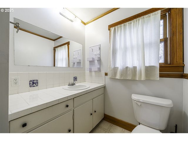 126 NURSERY St, Ashland, OR 97520