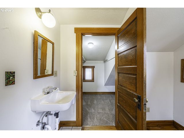 126 NURSERY St, Ashland, OR 97520