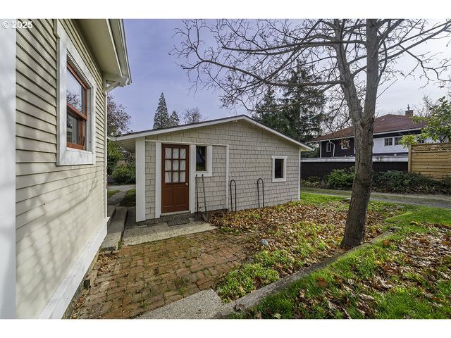 126 NURSERY St, Ashland, OR 97520