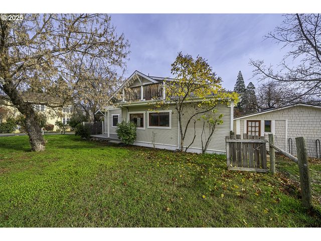 126 NURSERY St, Ashland, OR 97520