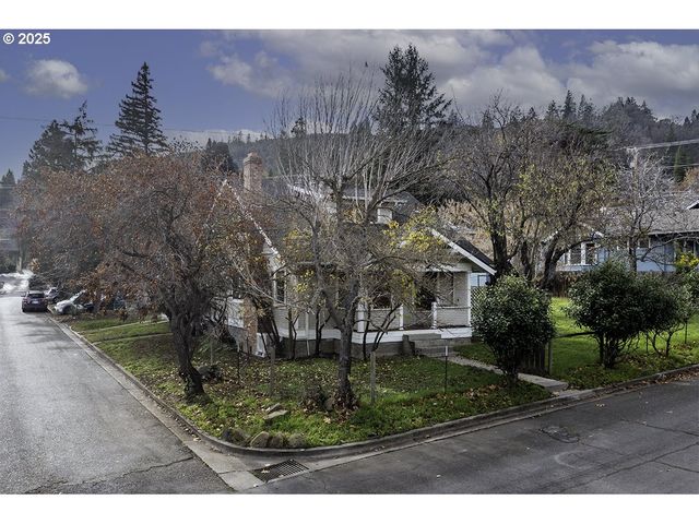 126 NURSERY St, Ashland, OR 97520