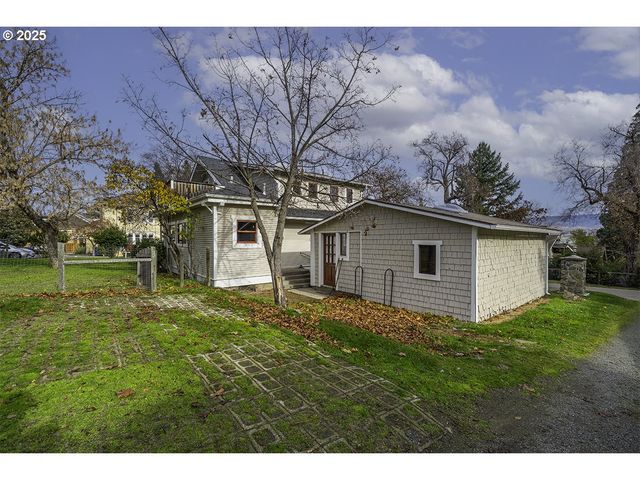 126 NURSERY St, Ashland, OR 97520