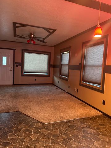 521 13th St NW, Minot, ND 58703