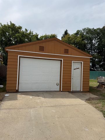 521 13th St NW, Minot, ND 58703
