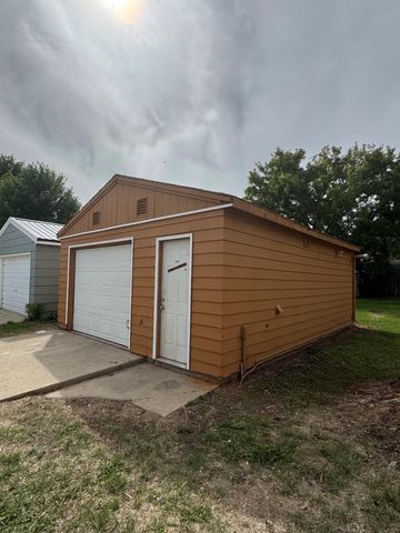 521 13th St NW, Minot, ND 58703