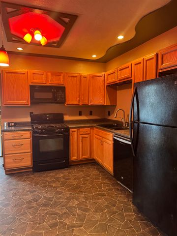 521 13th St NW, Minot, ND 58703