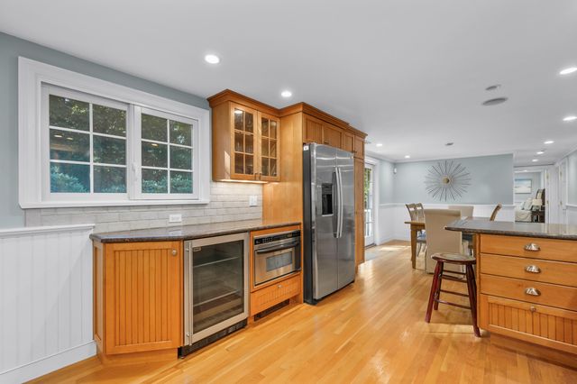77 Robbins Street, Osterville, MA 02655