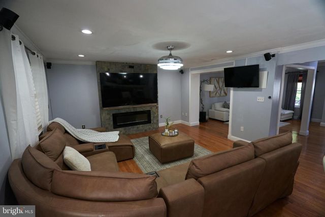 8905-00 SPRINGVIEW RD, Philadelphia, PA 19115