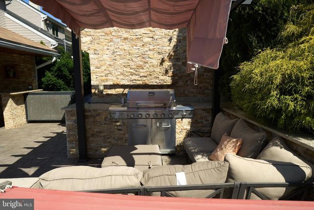 8905-00 SPRINGVIEW RD, Philadelphia, PA 19115