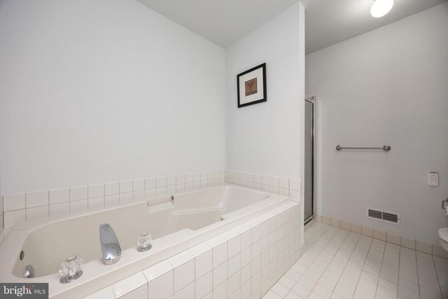 208 CASTLE DR, North Wales, PA 19454