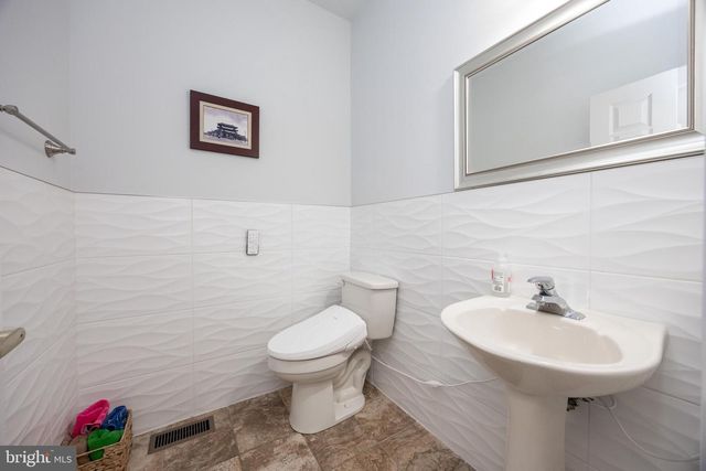 208 CASTLE DR, North Wales, PA 19454