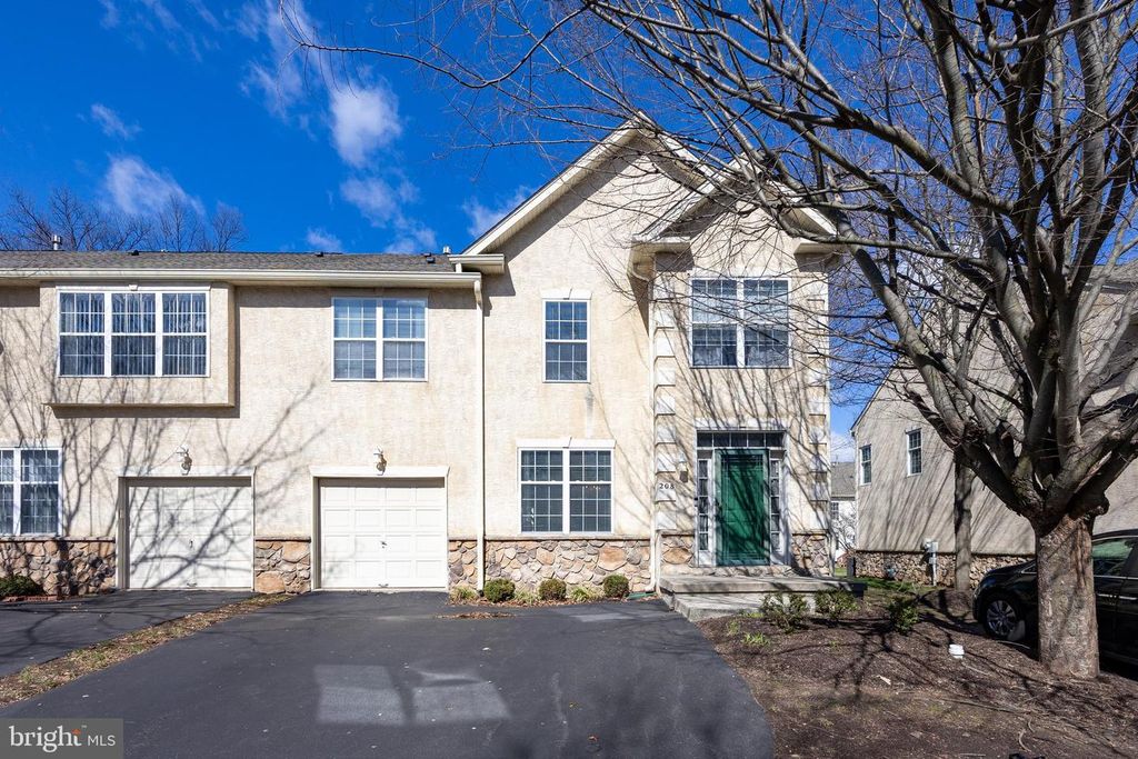 208 CASTLE DR, North Wales, PA 19454