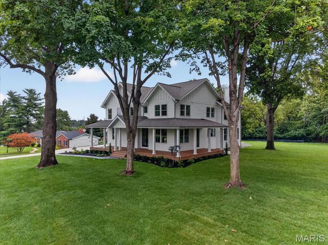12 Beacon Hill Lane, Creve Coeur, MO 63141