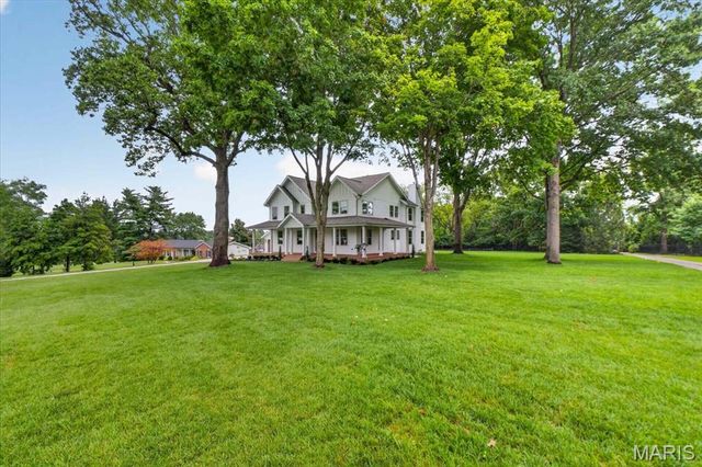 12 Beacon Hill Lane, Creve Coeur, MO 63141