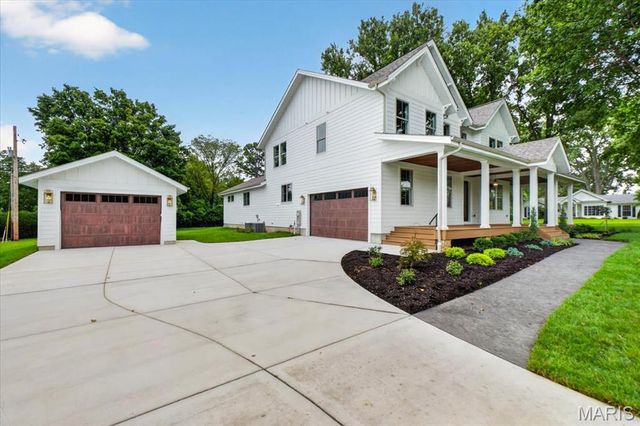 12 Beacon Hill Lane, Creve Coeur, MO 63141